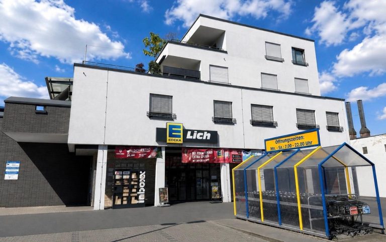 Gebäude EDEKA Lich Frankfurt Fassade eines Geschäfts mit großem Edeka-Lich-Schild und bunten Wandmalereien.
