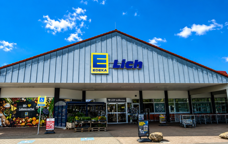 Gebäude EDEKA Lich Nieder-Olm Fassade eines Geschäfts mit großem Edeka-Lich-Schild und bunten Wandmalereien.